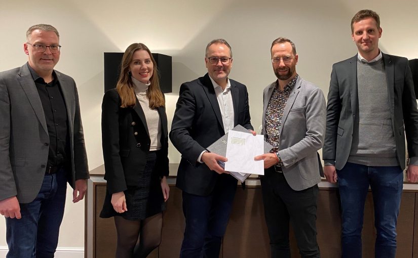 (v. l.) Erster Stadtrat Matthias Funke, Angelina Graudons, Projektmanagerin der Ems-Quartier Meppen GmbH, Bürgermeister Helmut Knurbein, Nils Blömke, Geschäftsführer der Ems-Quartier Meppen GmbH, Stadtbaurat Enno Westrup (Stadt Meppen)