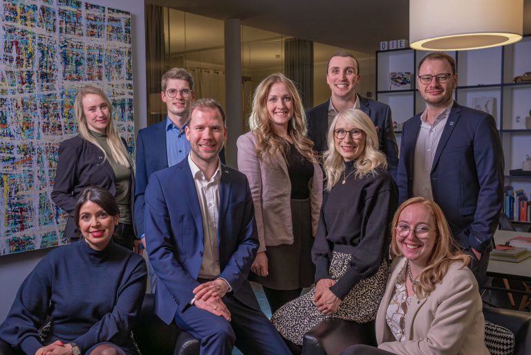 WJ Osnabrück Vorstand 2024: (vordere Reihen v. l.) Irene Gotas, Christian Streuter, Nadine Benecke, Victoria Reker (hintere Reihen v. l.) Jennifer Otto, Hendrik Kaufmann, Janna Böhme, Jonas Imwalle, Malte Bittner (Foto: WJ Osnabrück)