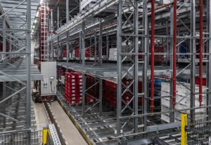 Dieses Einmast-Regalbediengerät im Hochregallager der Unternehmensgruppe Tönnies in Badbergen überzeugt durch ein besonders niedriges Anfahrmaß. (Foto: Westfalia Technologies GmbH & Co. KG )