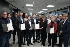 Das komplette Konsortium nahm gerne die Zuwendungsbescheide von Ministerin Neubaur (6.v.r.) in Düsseldorf entgegen (Bild Copyright: MWIKE NRW)