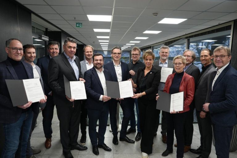 Das komplette Konsortium nahm gerne die Zuwendungsbescheide von Ministerin Neubaur (6.v.r.) in Düsseldorf entgegen (Bild Copyright: MWIKE NRW)