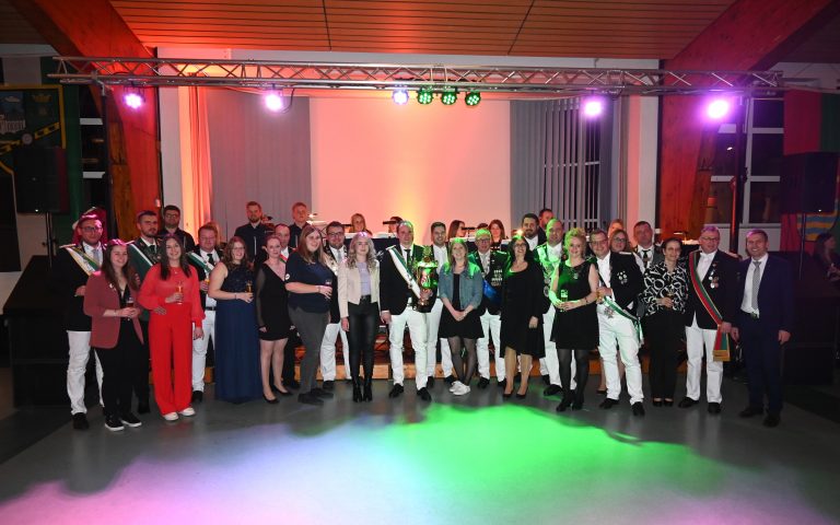 Büren hat einen neuen Stadtkönig: Dietmar Finke (Mitte) und Mitregentin Malina Meier freuen sich über den verdienten 1. Platz und lassen sich von ihren Mitstreitern sowie von Bürgermeister Burkhard Schwuchow (rechts) feiern. (Foto: Stadt Büren)