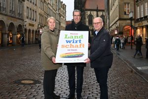 Machen die Positionierung der Landwirtschaft für die freiheitlich-demokratische Grundordnung gemeinsam sichtbar: Susanne Schulze Bockeloh (Vorsitzende des Landwirtschaftlichen Kreisverbandes Münster), AGRAVIS-Vorstandschef Dr. Dirk Köckler und WLV-Präsident Hubertus Beringmeier (Foto: AGRAVIS Raiffeisen AG)