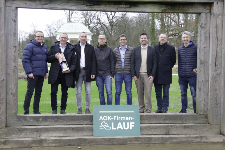 (von li.): Ab sofort bis zum 2. Mai nehmen die Organisatoren des 14. AOK-Firmenlaufes Lippe Anmeldungen unter www.firmenlauf-lippe.de entgegen. Frühbucher erhalten bis zum 1. April einen Rabatt (von links): Björn Spisla (Bad Meinberger), Harald Schielke (Privat-Brauerei Strate Detmold), Dirk Tolkemitt (Bürgermeister Bad Salzuflen), Bernd Weber (Veranstalter vom Laufladen Endspurt), Thomas Scharenberg (Horstbrink & Partner), Matthias Wehmhöner (AOK-Serviceregionsleiter), Oliver Siekmann (Stadtmarketing Bad Salzuflen) und Johannes Dittmar (Stadtwerke Bad Salzuflen). (Foto: AOK/hfr)