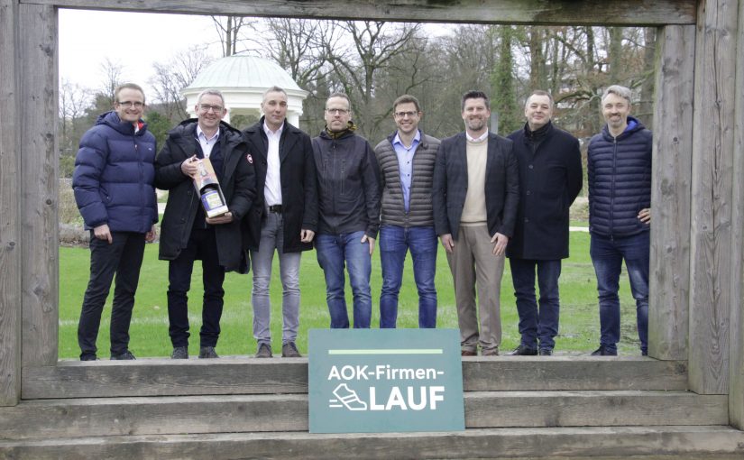 (von li.): Ab sofort bis zum 2. Mai nehmen die Organisatoren des 14. AOK-Firmenlaufes Lippe Anmeldungen unter www.firmenlauf-lippe.de entgegen. Frühbucher erhalten bis zum 1. April einen Rabatt (von links): Björn Spisla (Bad Meinberger), Harald Schielke (Privat-Brauerei Strate Detmold), Dirk Tolkemitt (Bürgermeister Bad Salzuflen), Bernd Weber (Veranstalter vom Laufladen Endspurt), Thomas Scharenberg (Horstbrink & Partner), Matthias Wehmhöner (AOK-Serviceregionsleiter), Oliver Siekmann (Stadtmarketing Bad Salzuflen) und Johannes Dittmar (Stadtwerke Bad Salzuflen). (Foto: AOK/hfr)