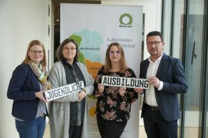Junge Erwachsene schnell und kompetent in eine Ausbildung zu vermitteln, ist das Ziel des neuen Ausbildungscenters der MaßArbeit. Daran arbeiten (von links) Bereichsleiterin Stepha-nie Waldkötter, die beiden Ausbildungsmanagerinnen Silke De-gener-Paschedag und Maike Nienaber sowie MaßArbeit-Vorstand Lars Hellmers (Foto: MaßArbeit / Uwe Lewandowski)