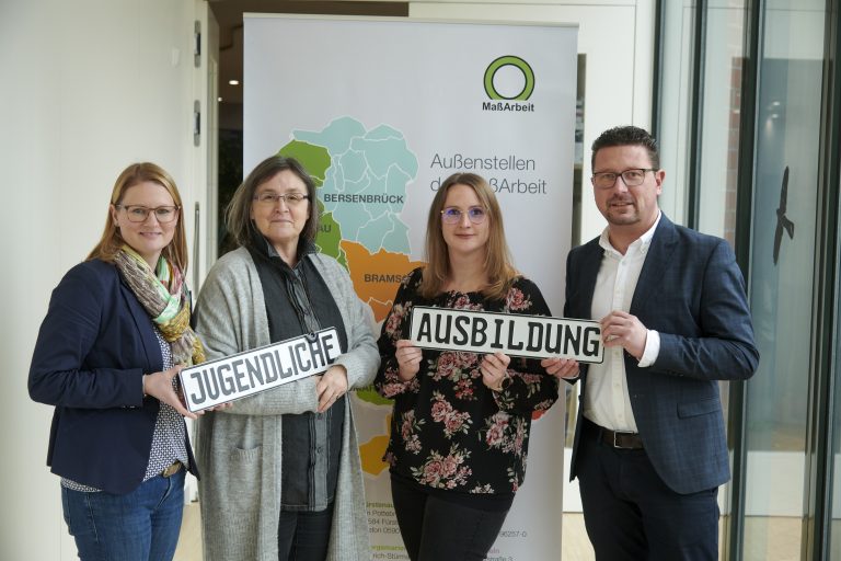 Junge Erwachsene schnell und kompetent in eine Ausbildung zu vermitteln, ist das Ziel des neuen Ausbildungscenters der MaßArbeit. Daran arbeiten (von links) Bereichsleiterin Stepha-nie Waldkötter, die beiden Ausbildungsmanagerinnen Silke De-gener-Paschedag und Maike Nienaber sowie MaßArbeit-Vorstand Lars Hellmers (Foto: MaßArbeit / Uwe Lewandowski)