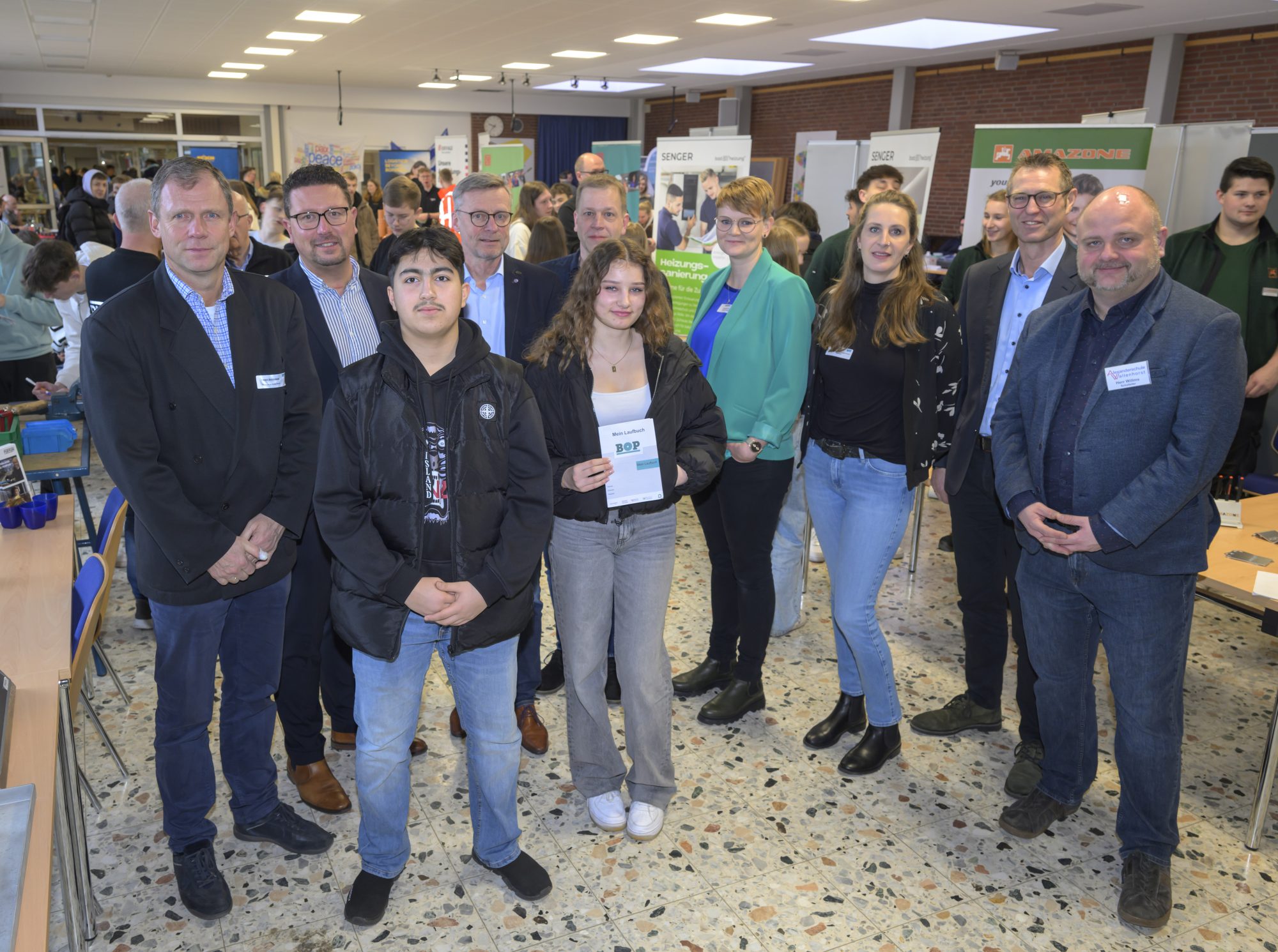 Freuten sich über den erfolgreichen B.O.P. (v. li.): Harald Brinkmeyer (Fachleiter Wirtschaft, Realschule Wallenhorst), Lars Hellmers (Vorstand MaßArbeit), Vilan Ilyas (Schülersprecher Alexanderschule), Otto Steinkamp (Bürgermeister Wallen-horst), Thorger Stapenhorst (Fachbereichsleiter Arbeit-Wirtschaft-Technik, Alexand-erschule), Jennifer Hass (Schülersprecherin Alexanderschule), Luisa Berlin (Wirt-schaftsförderung Wallenhorst), Kerstin Hüls (Servicestelle Schule-Wirtschaft, Maß-Arbeit), Stefan Schmidt (Schulleiter Realschule Wallenhorst) und Arne Willms (Schulleiter Alexanderschule)(Foto: Hermann Pentermann)