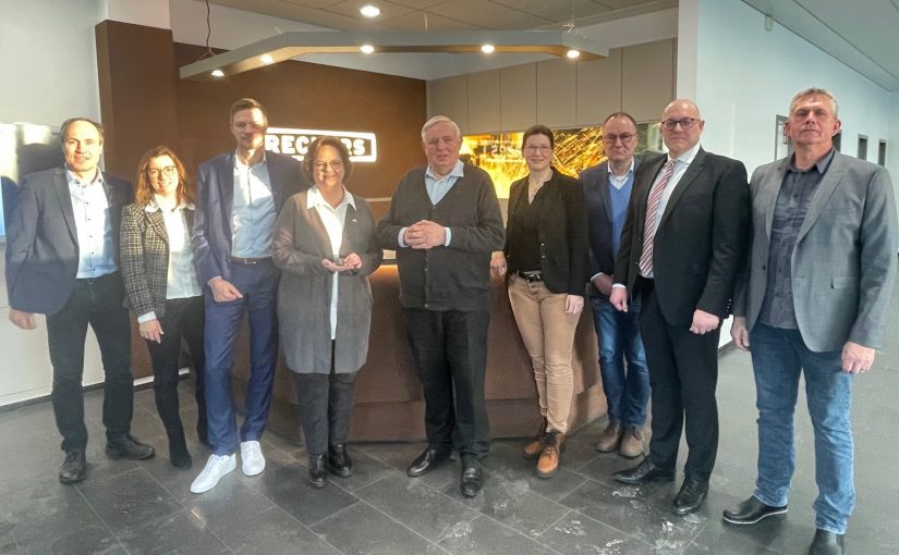 v.l.n.r. Bernhard Rieken (Reckers), Gisela Horstmann (EWG Rheine), Ingo Niehaus (EWG Rheine), NRW-MdL Andrea Stullich, NRW-Arbeitsminister Karl-Josef Laumann, Dorothee Reckers (Reckers), Ludger Artmeyer (Reckers), Tobias Peselmann (pbr NETZenergie), Ralf Beiermann (Reckers) (Foto: EWG für Rheine mbH)