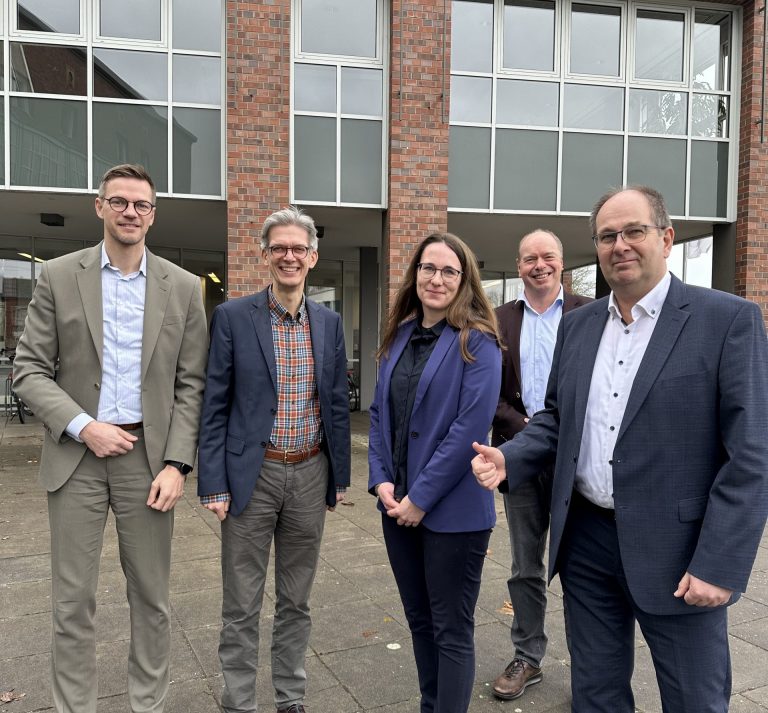 v.l.: Ingo Niehaus, Geschäftsführer EWG für Rheine mbH, Axel Pieper, Geschäftsführer Operativ Agentur für Arbeit Rheine, Katrin Meyer, Projektleiterin EWG für Rheine mbH, Reinhatd Greß, Bereichsleiter Agentur für Arbeit Rheine, Reiner Zwilling, Vorsitzender der Geschäftsführung der Arbeitsagentur (Foto: EWG)