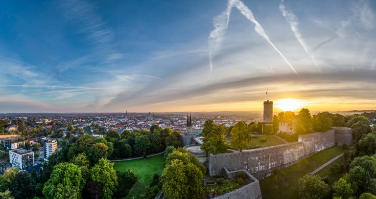 Bielefeld wird als Hotelstandort durch die zentrale Lage in Deutschland immer begehrter. Die starke lokale Wirtschaft bleibt dabei der Hauptgrund für die Aufwärtsentwicklung. (Foto: Teutoburger Wald Tourismus | D. Ketz)