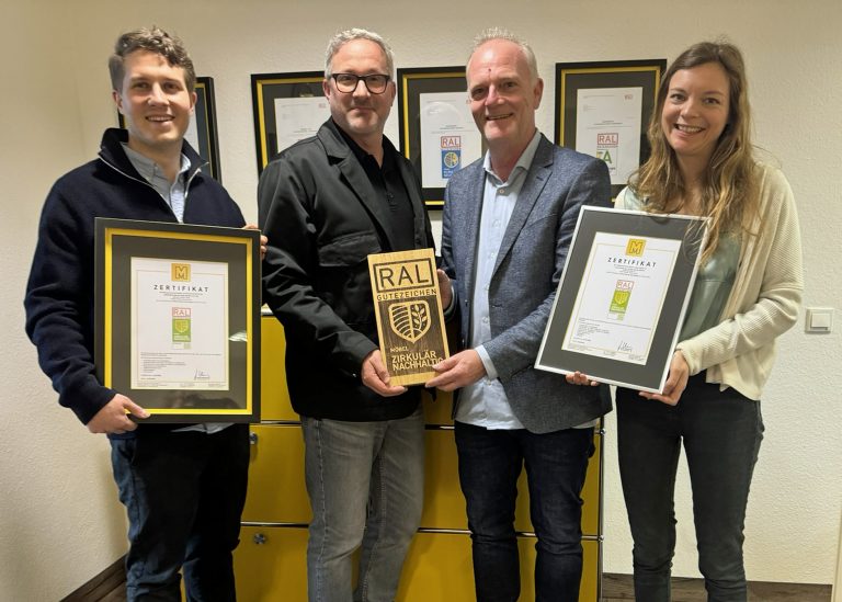 Urkundenübergabe Möbelfabrik Werner Knake mit DGM-Geschäftsführer Jochen Winning (2.v.l.) und Firmenchef Udo Knake (2.v.r.) sowie Katharina Boxberg (r. von GKH) und Max Negwer (l. von GKH). (Foto: DGM/Möbelfabrik Werner Knake)