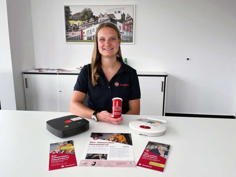 Melissa Klare (Fachbereichsleitung Soziale Dienste bei den Johannitern Lippe-Höxter) zeigt auf, wie der Hausnotruf die Sicherheit erhöhen kann. (Foto: Johanniter Lippe-Höxter)