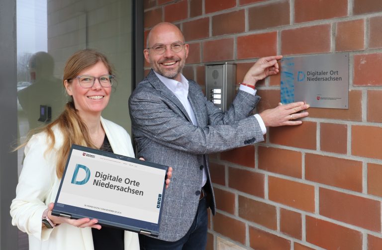 WIGOS-Geschäftsführer Peter Vahrenkamp und Andrea Frosch vom Unterneh-mensService der WIGOS freuen sich über die Auszeichnung aus Hannover. (Foto: Eckhard Wiebrock)