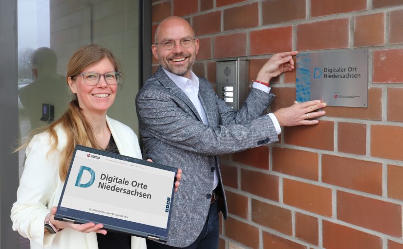 WIGOS-Geschäftsführer Peter Vahrenkamp und Andrea Frosch vom Unterneh-mensService der WIGOS freuen sich über die Auszeichnung aus Hannover. (Foto: Eckhard Wiebrock)