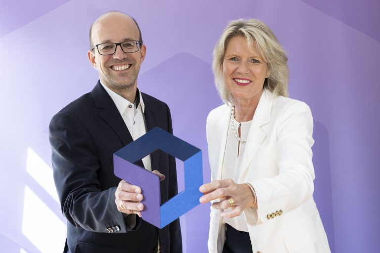 Prof. Dr. Anne Dreier, Rektorin der FHM und Prof. Dr. Patrick Lentz, Prorektor für Wirtschafts und Verwaltung, präsentieren das neue Logo. (Foto: Fachhochschule des Mittelstands)