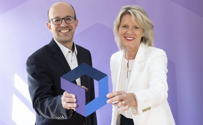 Prof. Dr. Anne Dreier, Rektorin der FHM und Prof. Dr. Patrick Lentz, Prorektor für Wirtschafts und Verwaltung, präsentieren das neue Logo. (Foto: Fachhochschule des Mittelstands)