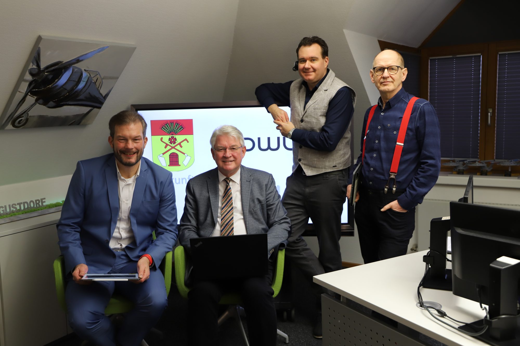 Sorgen gemeinsam dafür, dass die Mitarbeiter:innen in Augustdorf flexibel arbeiten können: Lars Hopp-mann (Geschäftsleiter OWL-IT), Bürgermeister Thomas Katzer (Gemeinde Augustdorf), Kämmerer Patrick Herrmann (Gemeinde Augustdorf) und IT-Beauftragter Heiko Kapelle (Gemeinde Augustdorf) (Foto: OWL-IT).