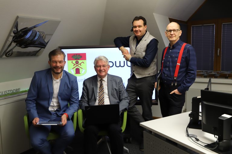 Sorgen gemeinsam dafür, dass die Mitarbeiter:innen in Augustdorf flexibel arbeiten können: Lars Hopp-mann (Geschäftsleiter OWL-IT), Bürgermeister Thomas Katzer (Gemeinde Augustdorf), Kämmerer Patrick Herrmann (Gemeinde Augustdorf) und IT-Beauftragter Heiko Kapelle (Gemeinde Augustdorf) (Foto: OWL-IT).