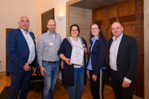 v. l. n. r.: Arno Minas (Nachhaltigkeitsdezernent der Stadt Münster), Michael Brinkmann (GWS), Luisa Gödecke (GWS), Linda Schwaning (GWS) und Viktor Haase (Staatssekretär beim Ministerium für Umwelt, Naturschutz und Verkehr des Landes Nordrhein-Westfalen) (Foto: GWS Gesellschaft für Warenwirtschafts-Systeme mbH)