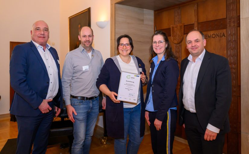 v. l. n. r.: Arno Minas (Nachhaltigkeitsdezernent der Stadt Münster), Michael Brinkmann (GWS), Luisa Gödecke (GWS), Linda Schwaning (GWS) und Viktor Haase (Staatssekretär beim Ministerium für Umwelt, Naturschutz und Verkehr des Landes Nordrhein-Westfalen) (Foto: GWS Gesellschaft für Warenwirtschafts-Systeme mbH)