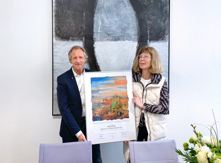 Zum 25. Firmenjubiläum bekommt die Ochtruper Werbeagentur HOCHFORM die Jubiläumsurkunde der Industrie- und Handelskammer Nord-Westfalen überreicht. v.l.n.r. Ernst K. Schwarz (HOCHFORM), Dorothe Hünting-Boll (IHK) (Foto: HOCHFORM)