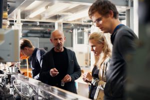 Johannes Brikmann und sein Prof. Bruno Hüsgen von der AG Kunststoffe (links) und Tessa Strümpfler und Dr. Thomas Zimmermann (Mitte, rechts) von der AG Patel nutzen die Synergien einer Forschungskooperation. (Foto: P. Pollmeier/HSBI)