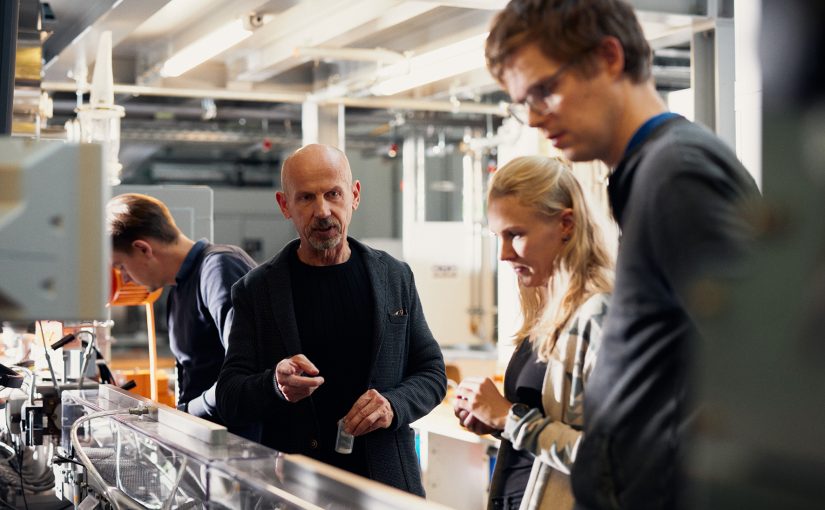 Johannes Brikmann und sein Prof. Bruno Hüsgen von der AG Kunststoffe (links) und Tessa Strümpfler und Dr. Thomas Zimmermann (Mitte, rechts) von der AG Patel nutzen die Synergien einer Forschungskooperation. (Foto: P. Pollmeier/HSBI)