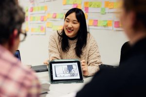 In Gruppen haben die Studierenden ihre Werke entworfen: Am Anfang gab es ganz viele Post-its. (Foto: P. Pollmeier/HSBI)