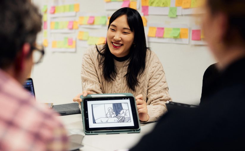 In Gruppen haben die Studierenden ihre Werke entworfen: Am Anfang gab es ganz viele Post-its. (Foto: P. Pollmeier/HSBI)