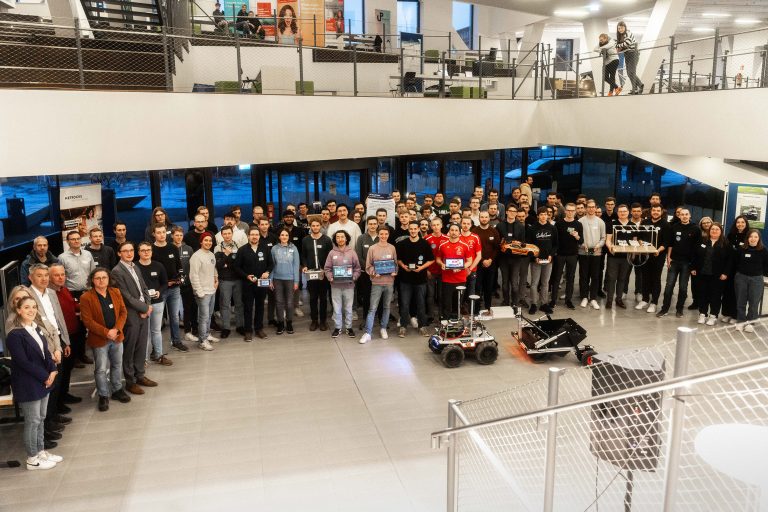 „Neues entdecken, Kontakte knüpfen, dabei sein!“ – unter diesem Motto haben zwölf studentische Teams der Fakultät Ingenieurwissenschaften und Informatik ihre Innovationen auf der Projektmesse „Lösungen für die Welt von morgen“ vorgestellt. (Foto: Hochschule Osnabrück / Luise Stahl)