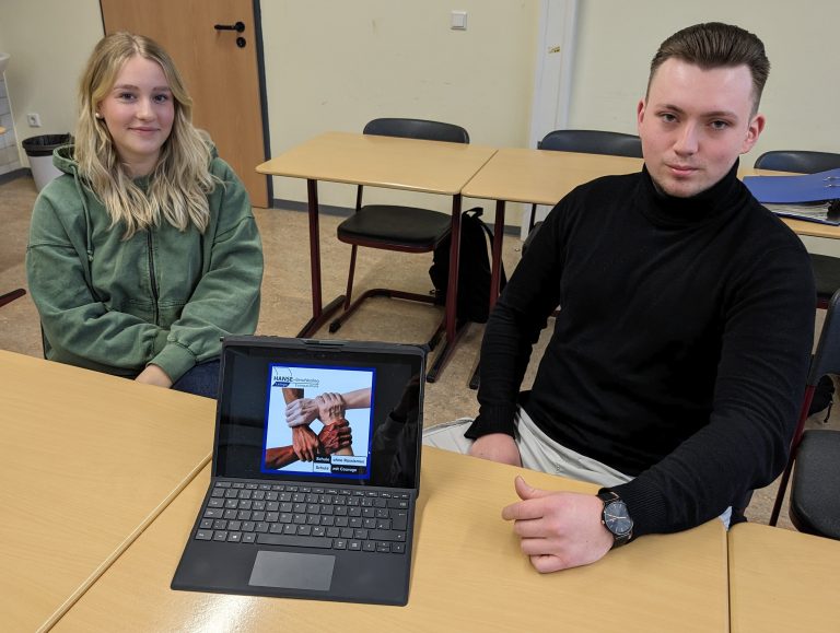 Die Schülerin Sina Penders und der Schüler Henrik Scheck aus der Höheren Han-delsschule bei Arbeit mit digitalen Materialien während des Projekttags (Foto: Hanse Berufskolleg)