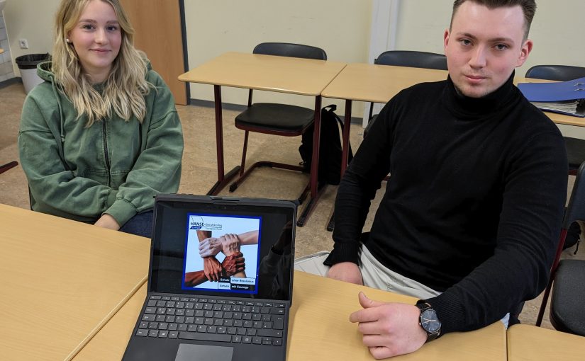 Die Schülerin Sina Penders und der Schüler Henrik Scheck aus der Höheren Han-delsschule bei Arbeit mit digitalen Materialien während des Projekttags (Foto: Hanse Berufskolleg)