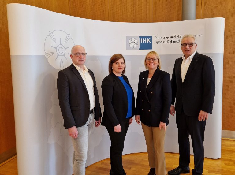 Fachkräftesituation in Lippe. Volker Steinbach (r.), Präsident der IHK Lippe stellt zusammen mit IHK-Hauptgeschäftsführerin Svenja Jochens (2.v.r) sowie Christina Flöter (2.v.l.) und Martin Raithel (l.), beide IHK Lippe, die Umfrageergebnisse der IHK-Umfrage vor (Foto: IHK Lippe )