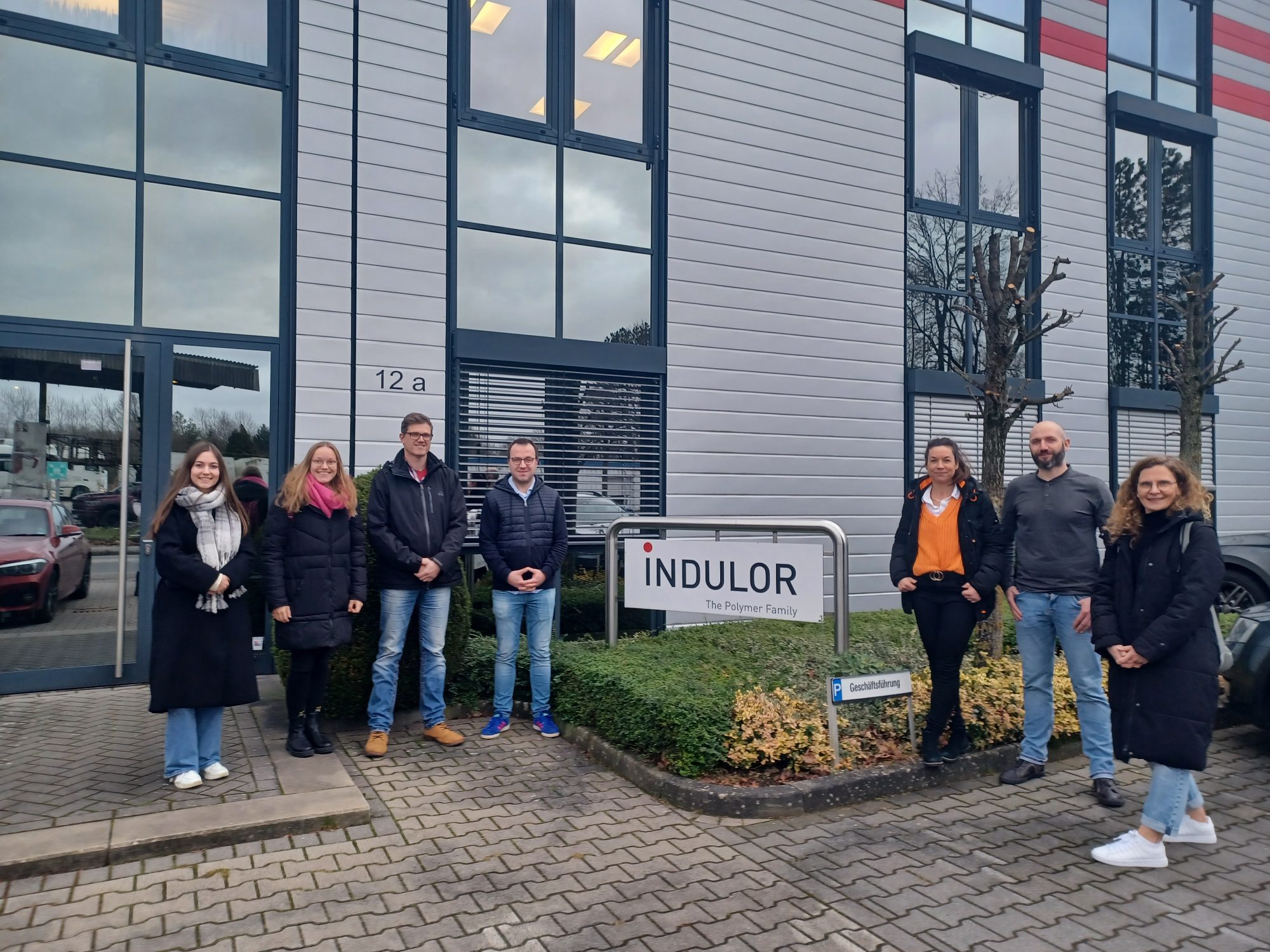 Bekamen einen Einblick in die Ausbildungsmöglichkeiten bei Indulor: (v. li. n. r.) : Ronja Koselleck, Agentur für Arbeit, Salomé In der Stroth, kommunale Arbeitsver-mittlung MaßArbeit, Lars Meyer-Bandow, ArbeitgeberService MaßArbeit, Markus Weisbrich, Greselius Gymnasium, Katja Bielefeld, Servicestelle Schule-Wirtschaft MaßArbeit, David Matthias, Indulor Chemie GmbH, sowie Helena Schwabauer, Be-rufsberaterin der Agentur für Arbeit. (Foto: MaßArbeit)