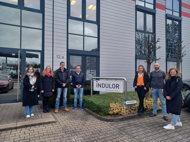 Bekamen einen Einblick in die Ausbildungsmöglichkeiten bei Indulor: (v. li. n. r.) : Ronja Koselleck, Agentur für Arbeit, Salomé In der Stroth, kommunale Arbeitsver-mittlung MaßArbeit, Lars Meyer-Bandow, ArbeitgeberService MaßArbeit, Markus Weisbrich, Greselius Gymnasium, Katja Bielefeld, Servicestelle Schule-Wirtschaft MaßArbeit, David Matthias, Indulor Chemie GmbH, sowie Helena Schwabauer, Be-rufsberaterin der Agentur für Arbeit. (Foto: MaßArbeit)