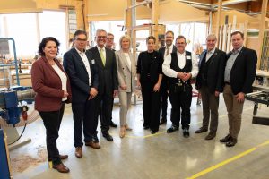(v.l.) Kerstin Vieregge (MdB), Prof. Dr. Jürgen Jasperneite (Direktor OSB-INA), Prof. Dr. Volker Wittberg (Prorektor FHM), Landrat a.D. Friedel Heuwinkel, Prof. Dr. Anne Dreier (Rektorin der FHM), Mona Neubaur (NRW-Ministerin für Wirtschaft, Industrie, Klimaschutz und Energie), Markus Rempe (Geschäftsführer Kreishandwerkerschaft Paderborn-Lippe), Prof. Dr. Klaus Schafmeister (FHM), Klaus Hansen (MdL). (Foto: Fachhochschule des Mittelstands.)