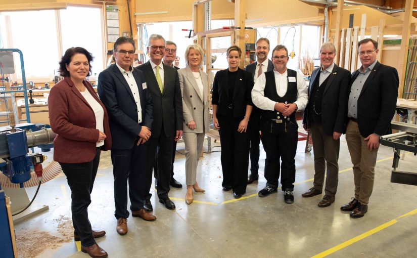 (v.l.) Kerstin Vieregge (MdB), Prof. Dr. Jürgen Jasperneite (Direktor OSB-INA), Prof. Dr. Volker Wittberg (Prorektor FHM), Landrat a.D. Friedel Heuwinkel, Prof. Dr. Anne Dreier (Rektorin der FHM), Mona Neubaur (NRW-Ministerin für Wirtschaft, Industrie, Klimaschutz und Energie), Markus Rempe (Geschäftsführer Kreishandwerkerschaft Paderborn-Lippe), Prof. Dr. Klaus Schafmeister (FHM), Klaus Hansen (MdL). (Foto: Fachhochschule des Mittelstands.)