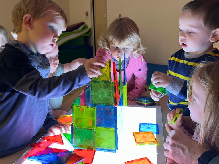 Aktionswoche „Forschen und Entdecken“: Johannes, Linus, Luisa, Mikko und Jule aus der Johanniter-Kita „Burg Adebar“ konnten Naturwissenschaften hautnah erleben. (Foto: Johanniter Lippe-Höxter / Hinweis: Die Bildrechte/Einverständniserklärungen der Eltern für die Kinder liegen vor.)