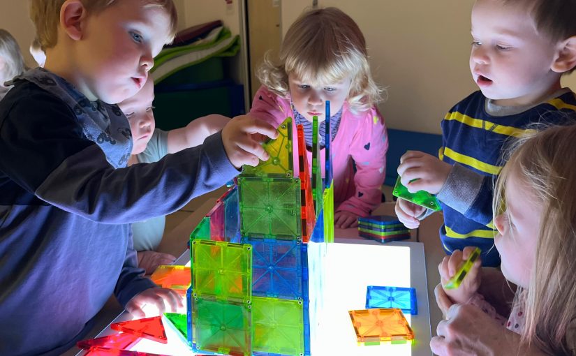 Aktionswoche „Forschen und Entdecken“: Johannes, Linus, Luisa, Mikko und Jule aus der Johanniter-Kita „Burg Adebar“ konnten Naturwissenschaften hautnah erleben. (Foto: Johanniter Lippe-Höxter / Hinweis: Die Bildrechte/Einverständniserklärungen der Eltern für die Kinder liegen vor.)