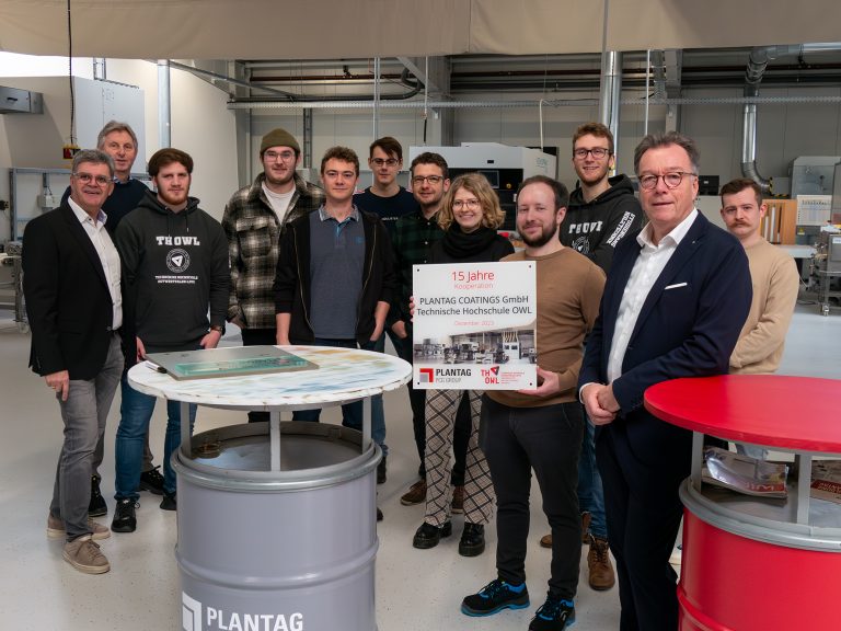 Die Studierenden des Studiengangs Holztechnik feiern gemeinsam mit Dekan Prof. Reinhard Grell (l.) und Dipl.-Ing. Hanno Baumann, Geschäftsführer der Plantag Coatings GmbH, (2.v.r.) das 15-jährige Bestehen der Kooperation des Familienunternehmen und der TH OWL. (Foto: TH OWL)