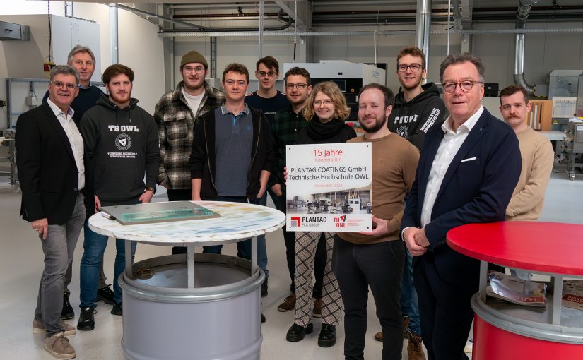 Die Studierenden des Studiengangs Holztechnik feiern gemeinsam mit Dekan Prof. Reinhard Grell (l.) und Dipl.-Ing. Hanno Baumann, Geschäftsführer der Plantag Coatings GmbH, (2.v.r.) das 15-jährige Bestehen der Kooperation des Familienunternehmen und der TH OWL. (Foto: TH OWL)