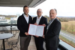 Die Tinten ist trocken, mit der Kooperationsvereinbarung arbeiten die TH OWL und die Peter Lacke GmbH noch enger zusammen. Darüber freuen sich (v.l.) David N. Peter, Professor Lukasz Wisniewski und Professor Thomas Schulte. (Foto: TH OWL)