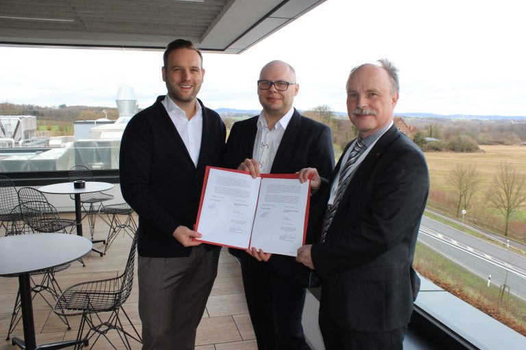 Die Tinten ist trocken, mit der Kooperationsvereinbarung arbeiten die TH OWL und die Peter Lacke GmbH noch enger zusammen. Darüber freuen sich (v.l.) David N. Peter, Professor Lukasz Wisniewski und Professor Thomas Schulte. (Foto: TH OWL)