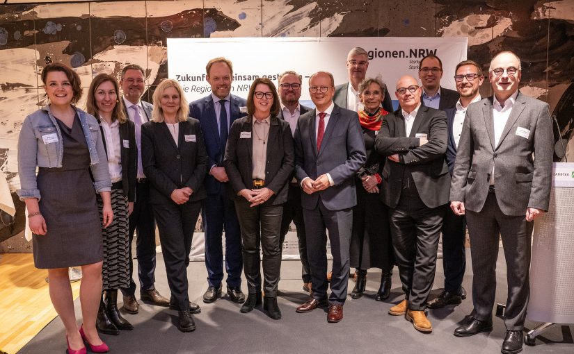 (v. l.) Marie Ting (Südwestfalen Agentur), Dr. Verena Svensson (Stadtwerke Düsseldorf AG), Bodo Middeldorf (Zukunftsagentur Rheinisches Revier), Dr. Stephanie Arens (Südwestfalen Agentur), Kurt Vandenberghe (EU-Kommission), Ulla Thönnissen (Region Aachen Zweckverband), Björn Böker (Ostwestfalen-Lippe GmbH), André Kuper (Landtag NRW), Markus Schlüter (Regionalverband Ruhr), Monika Kocks (automotiveland.nrw), Stephan A. Vogelskamp (Bergische Struktur- und Wirtschaftsförderungsgesellschaft mbH), Bertram Gaiser (Standort Niederrhein GmbH), Paul Stertz (Regionalmanagement Düsseldorf – Kreis Mettmann) und Klaus Ehling (Münsterland e.V.). (Foto: Münsterland e.V.)