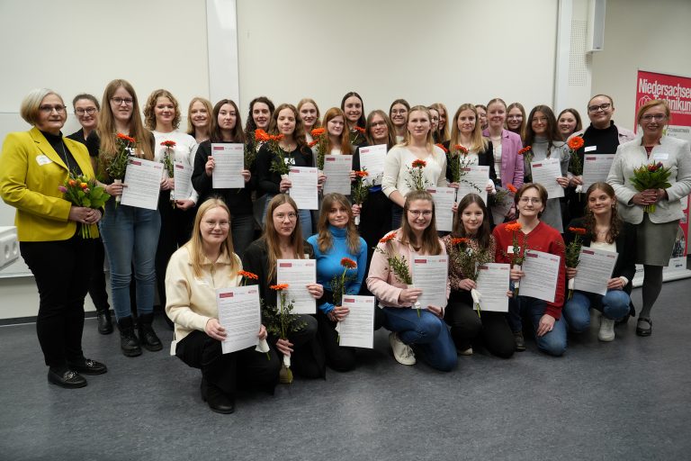 29 junge Frauen feierten jetzt ihren erfolgreichen Abschluss des Niedersachsen-Technikums in Osnabrück. (Foto: Hochschule Osnabrück / Josephine Katharina Groß)