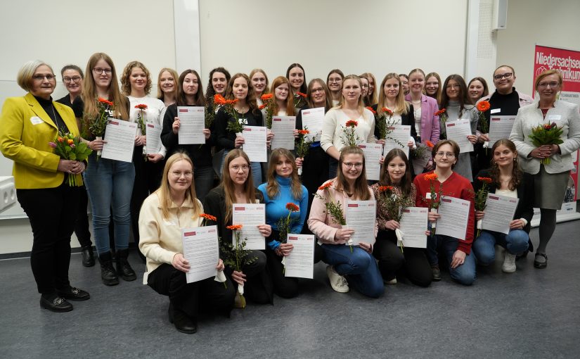 29 junge Frauen feierten jetzt ihren erfolgreichen Abschluss des Niedersachsen-Technikums in Osnabrück. (Foto: Hochschule Osnabrück / Josephine Katharina Groß)