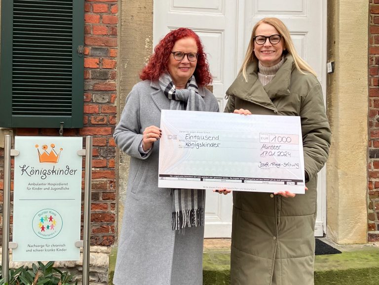 Unterstützung für die Königskinder: Sabine Wetzel (l.), ehrenamtliche Mitarbeiterin in der Öffentlichkeitsarbeit und im Fahrdienst des ambulanten Kinderhospizdienstes, nahm die Spende der Josef Fiege Stiftung von Vorstandsmitglied Martina Schlottbom entgegen. (Foto: Fiege)