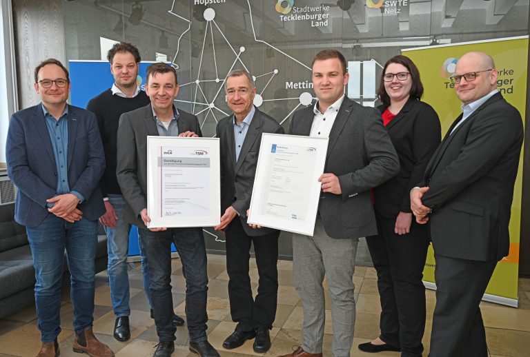 Heinz Esser (Mitte) überreichte im Namen des DVGW das Zertifikat für den Bereich Gas. Stellvertretend für die beteiligten Abteilungen und Teams der SWTE Netz nahmen sie die Glückwünsche entgegen und präsentierten die TSM-Zertifikate Strom und Gas: (v.l.) Michael Bußmann, Technischer Leiter, Bernd Rudde, Leiter Planung und Dokumentation, Oliver Deutsch und Patrick Wessel, Leiter Netzbetrieb/Netzbau, Stephanie Fluchtmann, Organisation und Prozesse, und Tobias Koch, Geschäftsführer der SWTE Netz. (Foto: SWTE Netz)