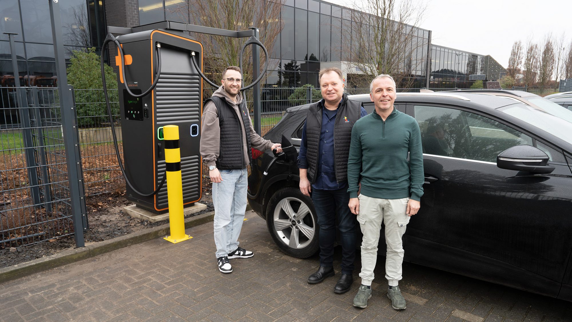 Erster Ladevorgang an der neuen Schnellladesäule der Firma Timmer. Im Bild v.l.n.r Julien Sommer (Key-Account-Manager), Klaus Gehrmann (Geschäftsführer), Holger Heithoff (IT Leiter). (Foto: Timmer GmbH)